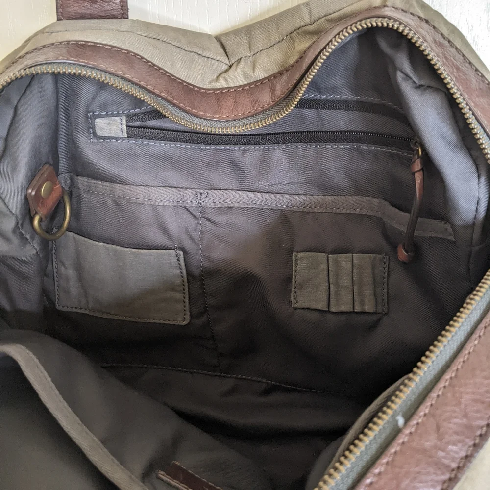Fossil• Khaki Green & Leather Messenger Lap Top Bag🍂